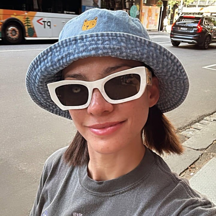 <p>Dalam gaya terbarunya, Rachel juga sudah tidak lagi menggunakan jilbab atau kerudung renda penutup kepala yang menjadi ciri khas gaya penampilannya. Bunda dua anak ini memamerkan rambut pendeknya yang dikuncir dan ditutup dengan<em> bucket hat</em> jeans. (Foto: Instagram @rachelmaryams)</p>