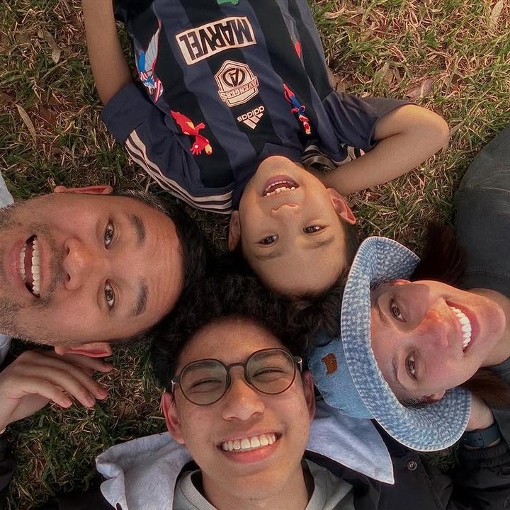 <p>Rachel juga mem-<em>posting</em> foto penampilan barunya ini saat keluarganya tengah menghabiskan momen liburan di Melbourne, Australia. Dalam potret yang dibagikan, Rachel terlihat begitu bahagia bersama suami dan kedua putranya. (Foto: Instagram @rachelmaryams)</p>