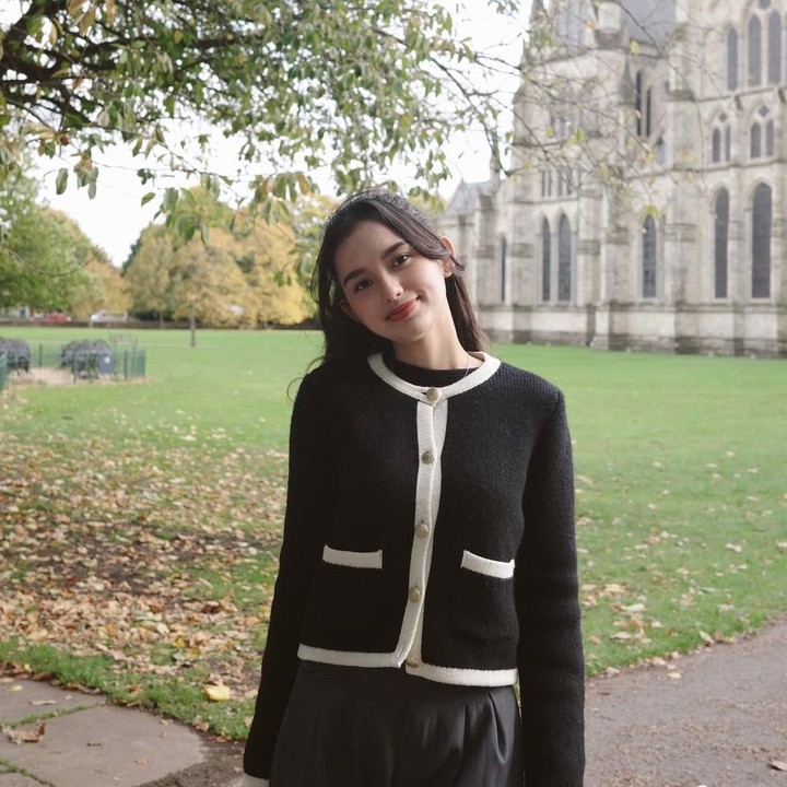 <p>Dalam setiap potret yang dibagikan, paras cantik Sarah kerap mencuri perhatian. Banyak netizen memuji wajah cantik Sarah yang merupakan blasteran Jerman-Bali. Gaya fashion-nya yang modis juga sering menjadi sorotan lho. (Foto: Instagram @ssarah_menzel)</p>