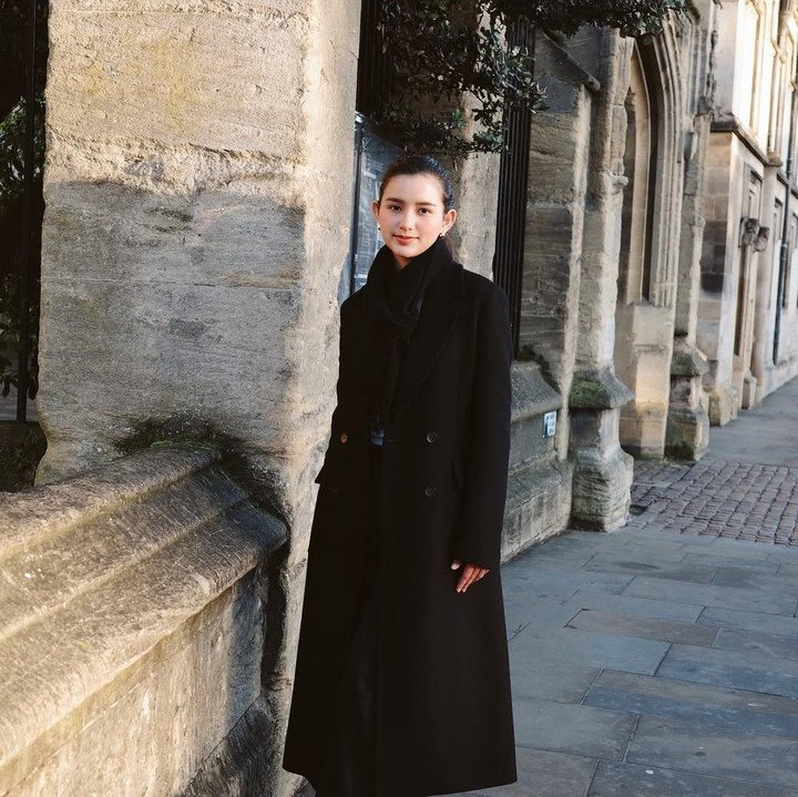<p>Sarah diketahui mengambil jurusan International Hospitality and Tourism Management di Bournemouth University. Sarah terbang ke Inggris untuk melanjutkan studinya ini pada September 2024 lalu. (Foto: Instagram @ssarah_menzel)</p>