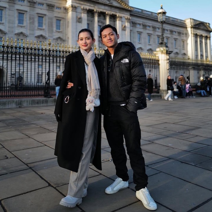 <p>Kekasih Azriel Hermansyah, Sarah Menzel, saat ini sedang menempuh pendidikan di Bournemouth University yang terletak tak jauh dari pusat kota London, Inggris. Keputusan Sarah untuk melanjutkan pendidikan di Inggris membuatnya harus menjalani long distance relationship (LDR) dengan sang kekasih. (Foto: Instagram @ssarah_menzel)</p>