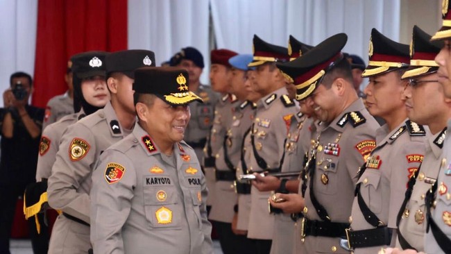 Kapolda Metro Jaya Inspektur Jenderal Pol Karyoto melakukan rotasi besar-besaran, sebanyak belasan Kapolsek hingga Kasat Reskrim diganti.