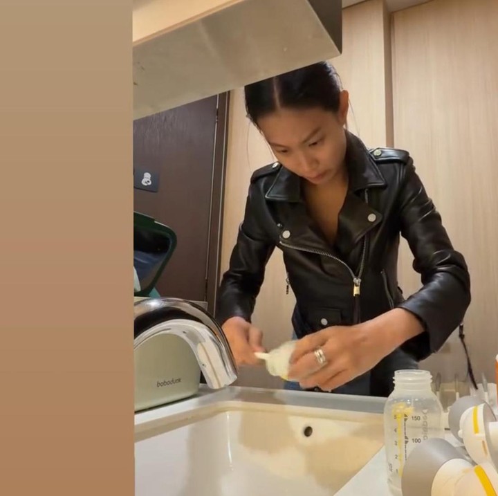 <p>Sesampainya di hotel, Patricia menunjukkan dirinya sedang mempersihkan botol untuk pumping stok ASI lagi. (Foto: @patriciagouw).</p>