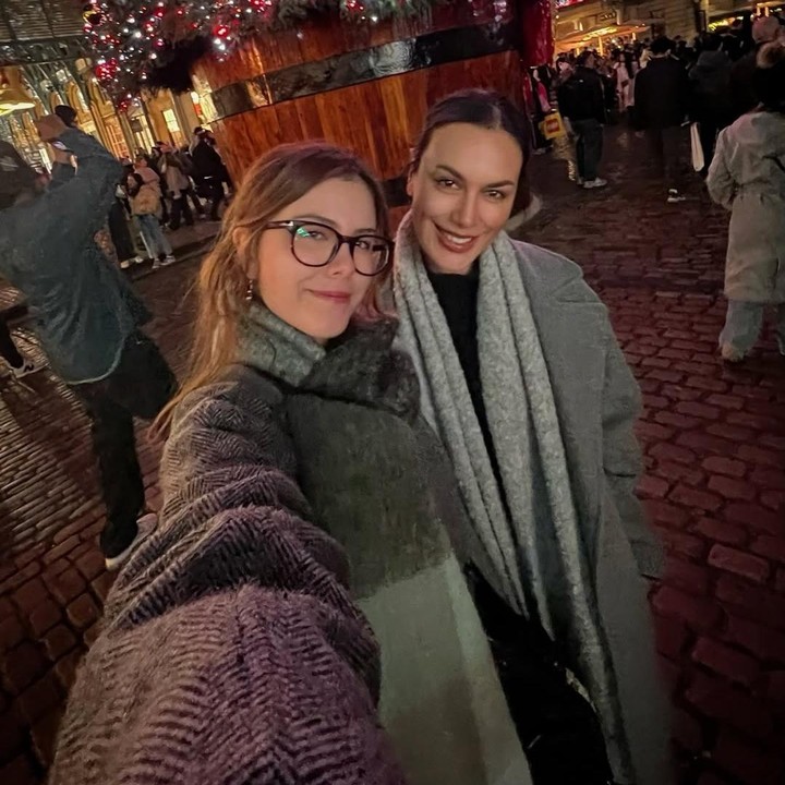 <p>Tak hanya itu, mereka juga membagikan momen saat menyusuri kota London pada malam hari. Lantaran tengah musim dingin, keduanya kompak mengenakan syal berwarna abu-abu. (Foto: Instagram@sophia_latjuba88)</p>