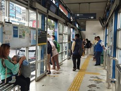 Halte TransJ Petukangan Utara Lengang Usai Penumpang Menumpuk Pagi Tadi