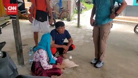 VIDEO: Belanja Gunakan Uang Mainan, Nenek Nyaris Diamuk Massa