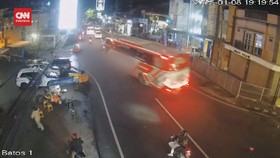 VIDEO: Momen Bus pariwisata Tabrak Sejumlah Kendaraan di Kota Batu