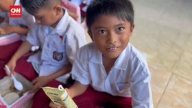 VIDEO:Siswa SD Ini Bawa Pulang Makan Bergizi Gratis Untuk Ibu Tercinta