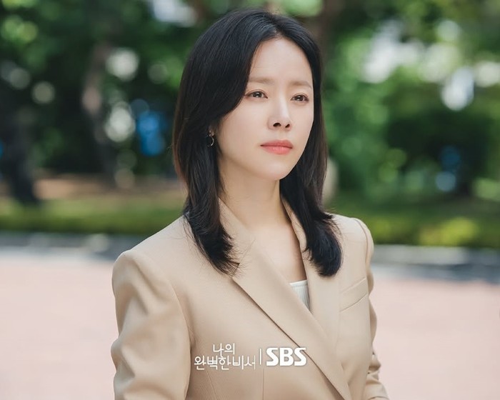 Transformasi Han Ji Min sebagai CEO di drama Love Scout, sukses membuat aktris kelahiran 1982 tersebut terlihat makin bersinar./ Foto: instagram.com/sbsdrama.official