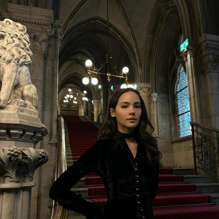 <p>Urassaya Sperbund telah berkali-kali masuk dalam daftar wajah paling cantik di dunia versi TC Candler. Selain dikagumi karena parasnya yang menawan, ia juga memiliki kemampuan akting yang mumpuni dan dikagumi para penonton. (Foto: Instagram @urassayas)</p>