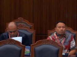 Alasan Telat dari Bekasi Bikin Vicky Prasetyo Ditegur Hakim Konstitusi
