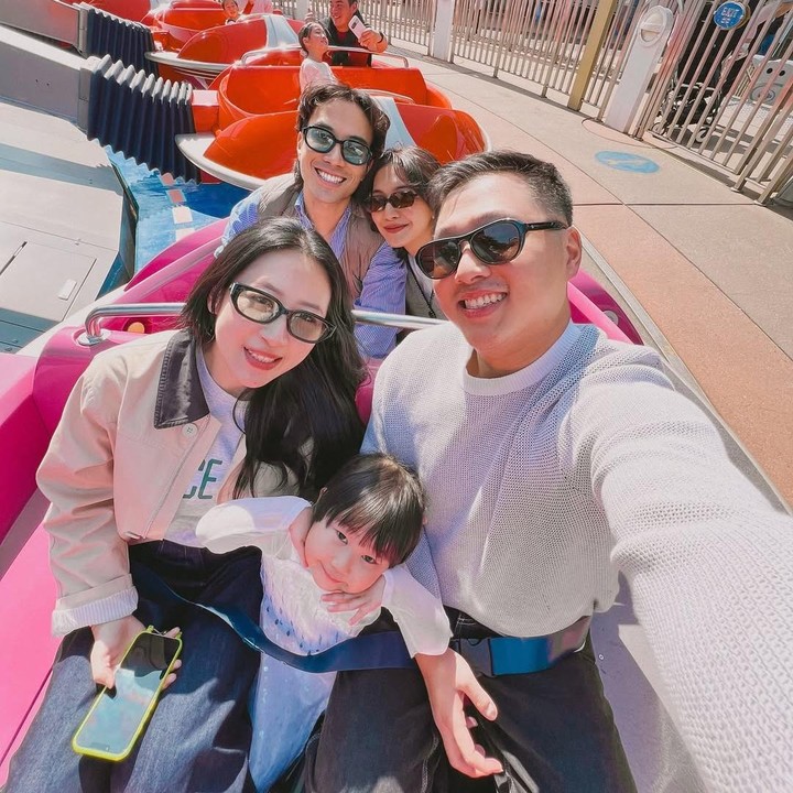 <p>Tidak hanya berdua, Vidi dan Sheila ternyata liburan bareng bersama sahabatnya. “Tempat paling bahagia, dengan orang-orang yang paling membuatku bahagia,” tulis Vidi, dikutip dari laman <em>Instagram@vidialdiano,</em> Kamis (9/1/2025). (Foto: Instagram@vidialdiano)</p>