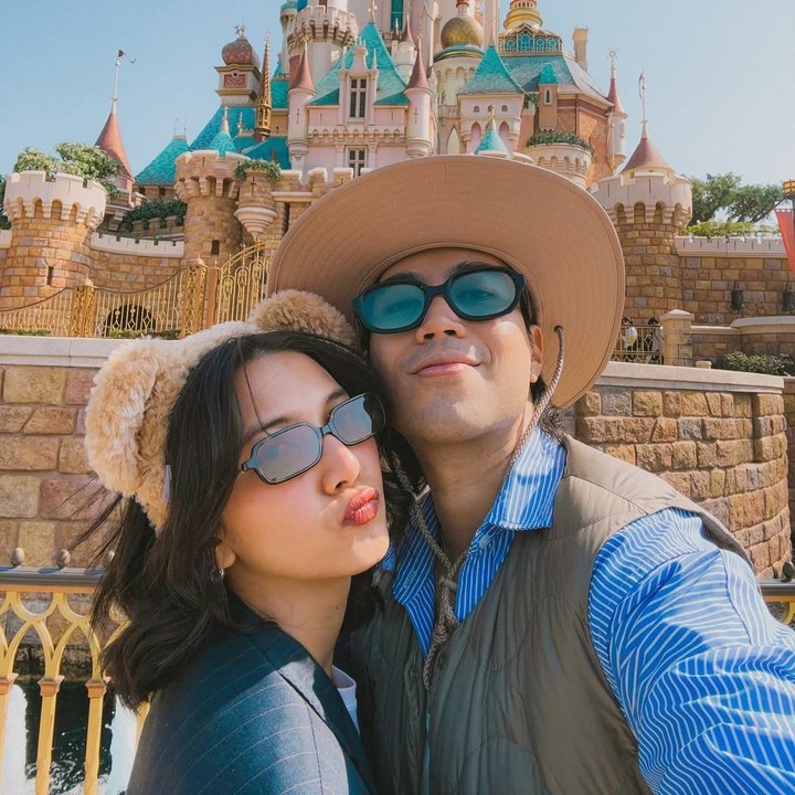 <p>Keduanya pun tak ingin melewatkan kesempatan dengan mengabadikan foto bersama di depan istana yang ikonik ini, Bunda. Vidi dan Sheila tampak serasi mengenakan kacamata hitam, ya, Bunda. (Foto: Instagram@vidialdiano)</p>