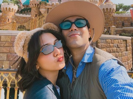 5 Potret Vidi Aldiano dan Sheila Dara Liburan di Hong Kong, Bikin Gemas Bun