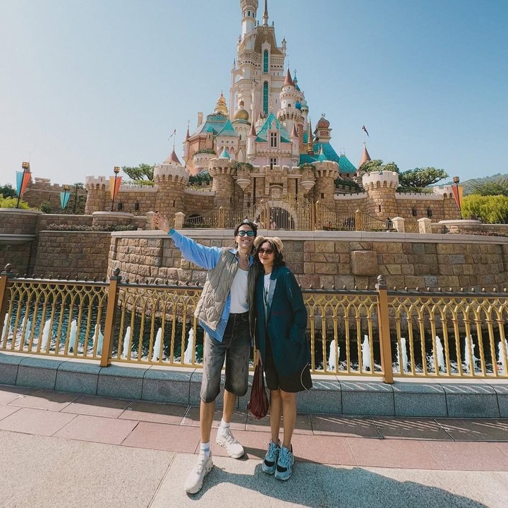<p>Momen itu dibagikan langsung oleh pelantun lagu<em> Nuansa Bening</em> melalui beberapa potret yang diunggah di akun Instagram pribadinya. Pada <em>postingan</em> itu, Vidi dan Sheila mengunjungi taman bermain Disneyland. (Foto: Instagram@vidialdiano)</p>