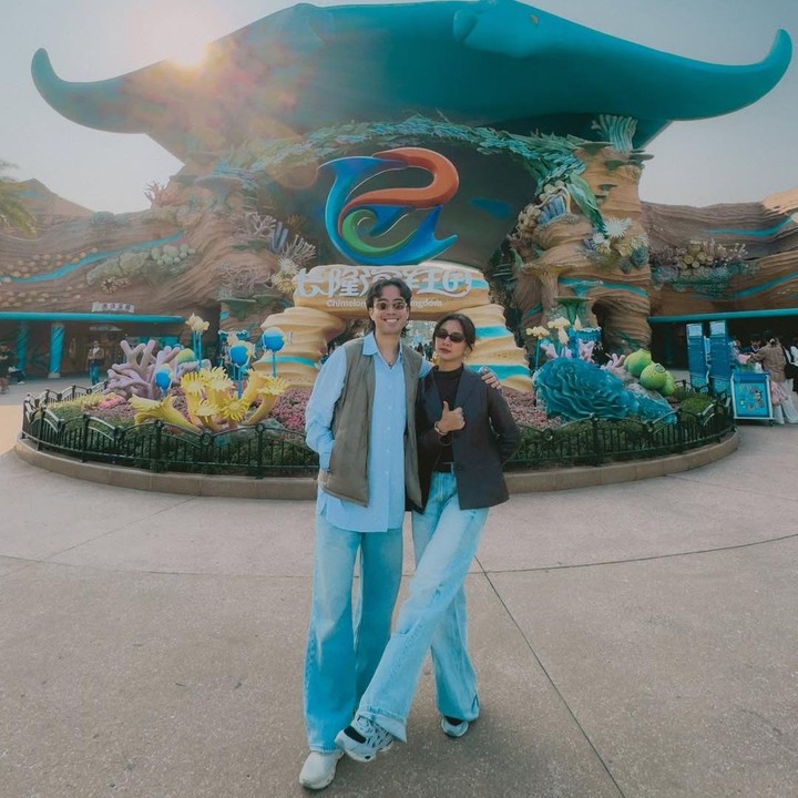 <p>Sejumlah pasangan artis memilih luar negeri sebagai destinasi liburan tahun baru. Salah satunya adalah Vidi Aldiano dan Sheila Dara yang baru saja menyelesaikan waktu liburan mereka di Hong Kong. (Foto: Instagram@vidialdiano)</p>