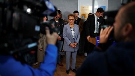 Wali Kota Karen Bass Dikecam Gegara ke Afrika saat LA Kebakaran Hebat