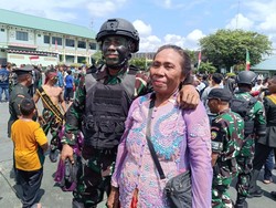 Joni Pemanjat Tiang Bendera Ikuti Kelulusan Bintara di Bali Ditemani Mama