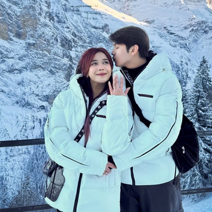 <p>Penyanyi Brisia Jodie dilamar sang kekasih Jonathan Alden pada awal tahun 2025. Alden melamar pujaan hatinya itu di Swiss saat keduanya tengah liburan bersama. Momen lamaran Brisia Jodie dan Alden terasa sangat romantis karena berlatar pemandangan pegununan Alpen yang penuh salju. Pada Juni 2025, Brisia Jodie dan Alden menggelar acara lamaran. (Foto: Instagram&nbsp;Brisia Jodie)</p>