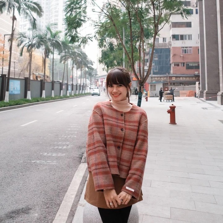 <p>Audi Marissa terlihat modis saat padu padan <em>outfit</em> musim dingin. Dalam satu potret Audi Marissa tampak mengenakan sweeter bernuansa warna <em>maroon</em> dan merah muda, yang dipadukan dengan rok mini cokelat dan <em>legging</em> hitam. (Foto: Instagram @audimarissa)</p>
