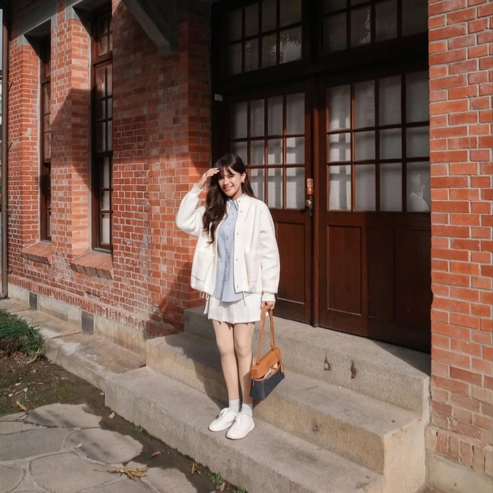 <p>Audi Marissa juga tampil manis mengenakan pakaian bernuansa warna putih. Perempuan 29 tahun ini memadukan jaket dan rok mini putih yang warnanya senada dengan sepatu. Jaket putih ini digunakan Audi Marissa untuk menutupi kemeja biru muda. (Foto: Instagram @audimarissa)</p>