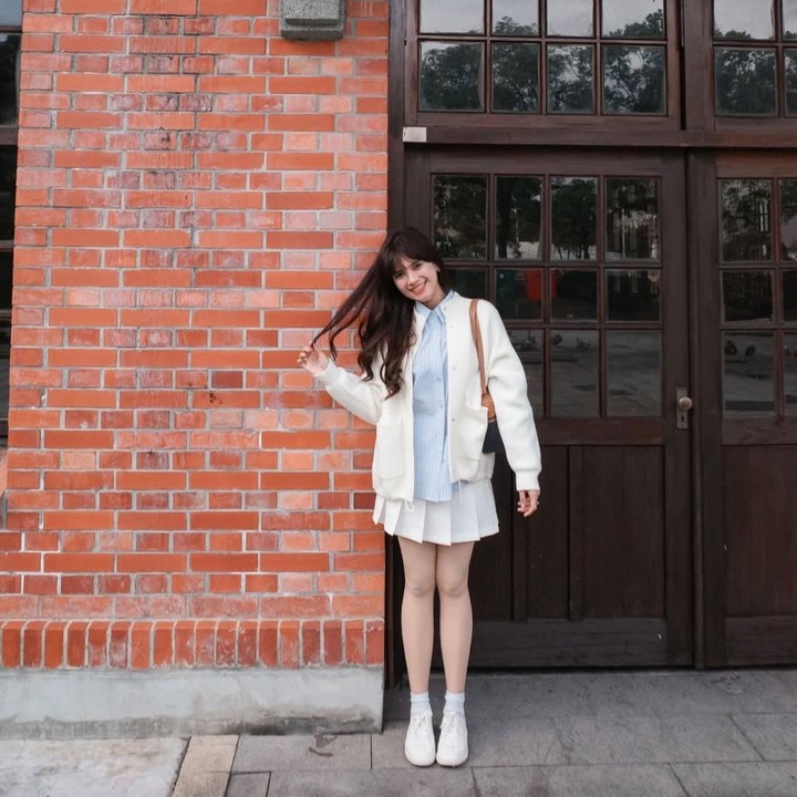 <p><em>Outfit</em> Audi Marissa saat liburan di Taipei ini begitu <em>stylish</em> bak anak sekolah. Meski sudah memiliki satu anak, Audi Marissa tetap terlihat awet muda ya. Beberapa netizen tampaknya setuju dengan pujian ini. "Kok makinnn keliatan mudaaa," tulis akun @oc***. "Anak SMP," ujar @lu***. (Foto: Instagram @audimarissa)</p>
