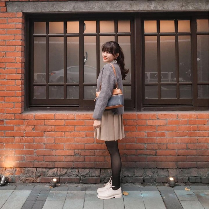<p>Di potret lainnya, Audi Marissa mengenakan cardigan abu-abu yang kembali dipadukan dengan rok pendek dan legging hitam. Di outfit kali ini, Audi Marissa tampil <em>stylish</em> dengan tas berwarna senada dengan cardingan dan roknya. (Foto: Instagram @audimarissa)</p>