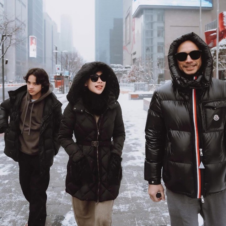 <p>Selain itu, BCL juga tampil kompak mengenakan outfit serba hitam bersama sang suami, Tiko Aryawardhana, dan putranya, Noah Sinclair."Salju pagi," tulis BCL, dikutip dari laman <em>Instagram@itsmebcl,</em> Jumat (10/1/2025). (Foto: Instagram@itsmebcl)</p>
