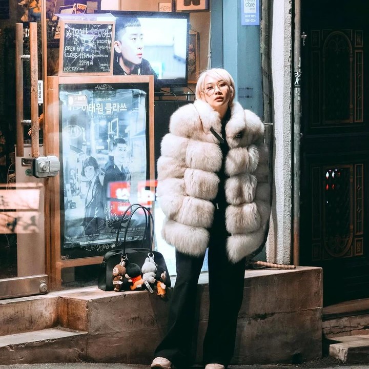 <p>Meski saat ini Seoul tengah musim dingin, BCL tetap tampil modis dan <em>stylish</em> mengenakan jaket tebal berbulu. <em>Postingan</em> ini pun mencuri perhatian netizen yang kagum dengan pesonanya mirip idol Kpop. "Cantiknyaaaa," tulis akun <em>@anne****.</em> "Seketika keinget Kim Dami vibesnya mirip banget," tulis akun <em>@vito****.</em> (Foto: Instagram@itsmebcl)</p>
