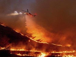 Pesawat Water Bombing Terus Dikerahkan Cegah Kebakaran di LA Meluas