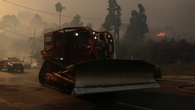 Mobil Terbengkalai Dibuldoser Saat Penyelamatan Kebakaran California