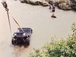 Evakuasi Mobil Nyemplung Sungai gegara Ditinggal BAB Dibantu Alat Berat