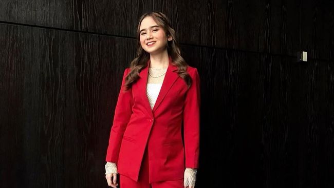 Get The Look: Inspirasi Gaya Merah Menyala nan Elegan Ala Tissa Biani