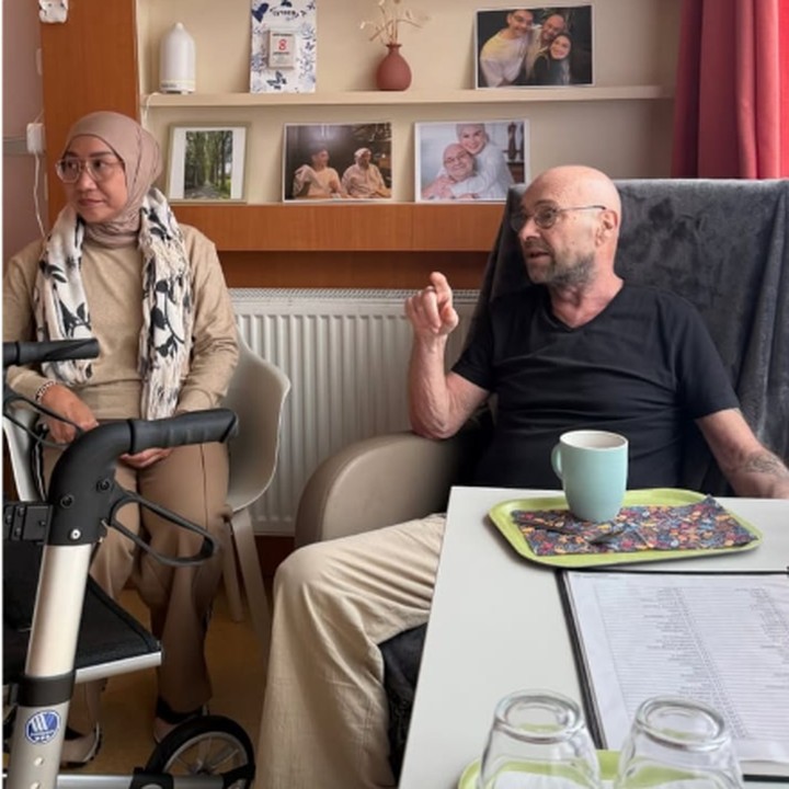 <p>Sesampainya di rumah, Irish Bella langsung bertemu dengan sang Ayah, Johan de Beule. Dalam potret yang dibagikan, Ayah Irish Bella terlihat sangat bahagia dikunjungi oleh sang putri. (Foto: Instagram: @_irishbella_)</p>