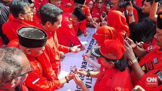 Kader PDIP Kota Surabaya membubuhkan cap jempol darah sebagai simbol kesetiaan terhadap kepemimpinan Megawati Soekarnoputri di tubuh partai.