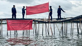 FOTO: Pagar Laut Misterius 30 Km Tangerang Disegel Prabowo