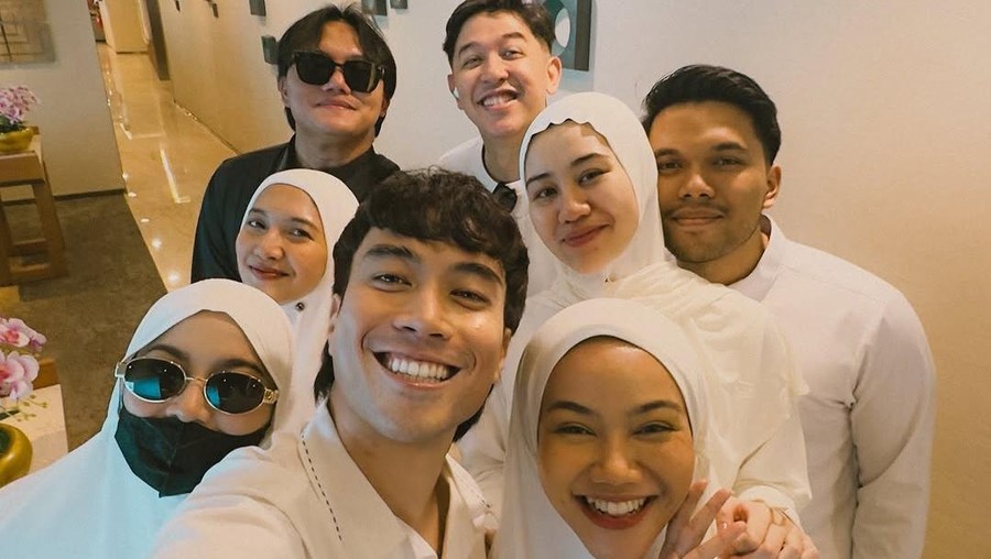 Mahalini dan Rizky Febian umrah bareng sahabat. Mahalini dan Rizky Febian umrah bareng sahabat.