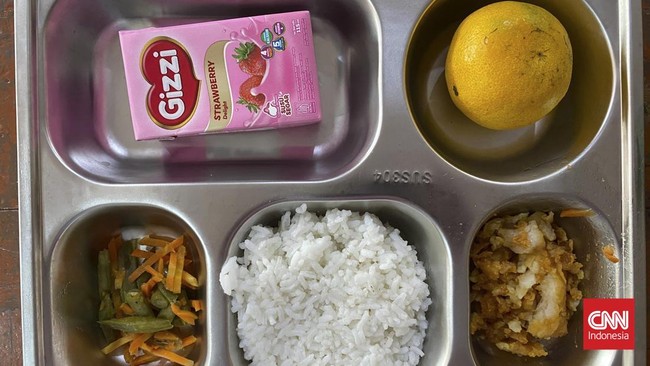 Siswa-siswi SDN Pulo Gebang Jakarta mendapatkan susu bungkusan dengan kadar gula 13 gram dalam menu program makan bergizi cuma-cuma (MBG).