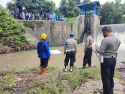Ditinggal Sopir BAB, Mobil Nyemplung Sungai di Piyungan Bantul