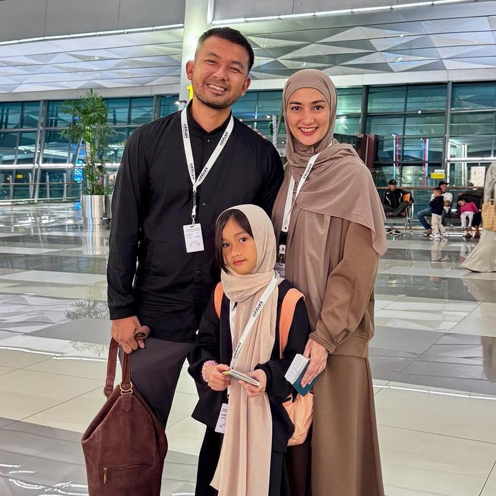 <p>Rumah tangga Atiqah Hasiholan dan Rio Dewanto juga hampir tak pernah diterpa gosip miring. Siapa sangka? Ternyata sang istri memiliki usia enam tahun lebih tua dari sang suami, Bunda. (Foto: Instagram: @atiqahhasiholan)</p>