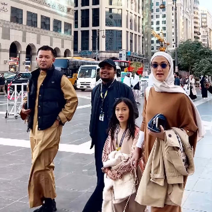 <p>"Terima kasih telah mengundang kami ke Baitullah untuk melakukan ibadah umrah ya Allah," tulis Rio Dewanto seraya mengunggah videonya bersama keluarga. (Foto: Instagram: @atiqahhasiholan/@riodewanto)</p>