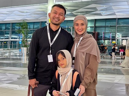7 Potret Bunda Seleb Umrah Bareng Anak, Terbaru ada Atiqah Hasiholan Bun