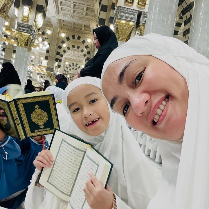 <p>Melalui salah satu unggahan yang dibagikan Atiqah, terlihat dirinya dan Salma salat bersama di Masjid Nabawi. Keduanya juga menyempatkan untuk membaca Al-Qur'an. (Foto: Instagram: @atiqahhasiholan)</p>