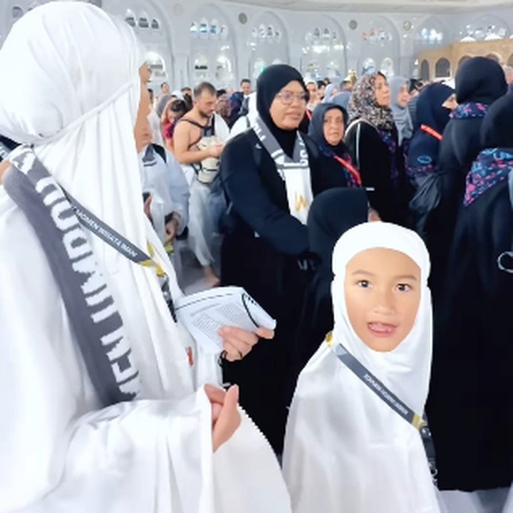 <p>Salma sendiri diketahui baru genap berusia tujuh tahun. Meski masih kecil, dirinya tetap menjalankan ibadah umrah dengan sangat fokus. (Foto: Instagram: @atiqahhasiholan/@riodewanto)</p>