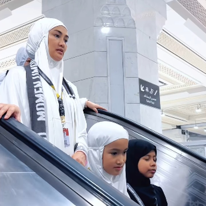 <p>Tidak sedikit netizen yang terharu melihat Salma dan keluarga yang menjalankan ibadah umrah, Bunda. Mereka pun berdoa agar ibadah Salma selalu diberi kelancaran. (Foto: Instagram: @atiqahhasiholan/@riodewanto)</p>