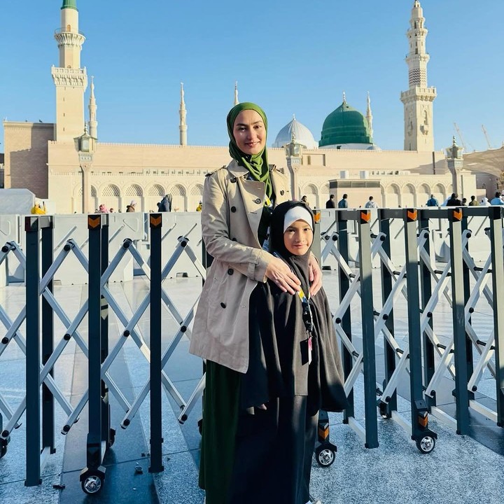 <p>"Cantik sekali Ibu dan Salma. <em>Bismillah</em> lancar umrahnya, aminn," kata seorang netizen. "Rio, Atiqah, dan Salma, selamat menunaikan ibadah umrah, ya. Semoga semua berjalan lancar, berkah, dan selalu dalam lindungan-Nya, amin," ujar netizen lain dengan emotikon hati. (Foto: Instagram: @atiqahhasiholan)</p>