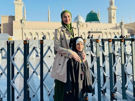 7 Potret Momen Salma Jihane Putri Atiqah Hasiholan & Rio Dewanto Ikut Umrah di Usia 7 Tahun
