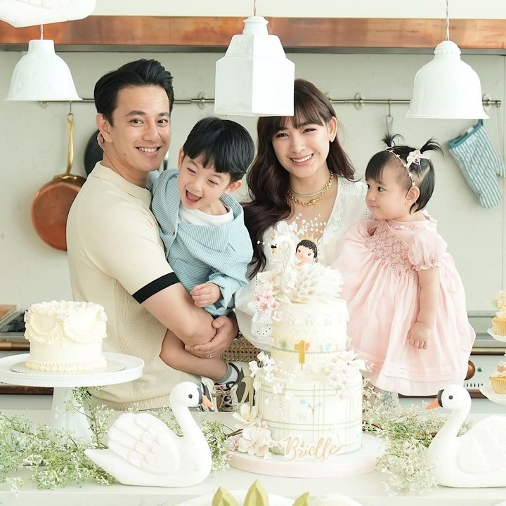 <p>"Selamat ulang tahun yang pertama Iyel anak cantik. Tumbuh besar jadi anak yang hebat kebanggaan semua orang yang mencintaimu," kata seorang netizen. "Selamat ulang tahun Brielle, panjang umur, sehat selalu cantik gemas," ujar netizen lainnya. (Foto: Instagram: @billydavidson_)</p>