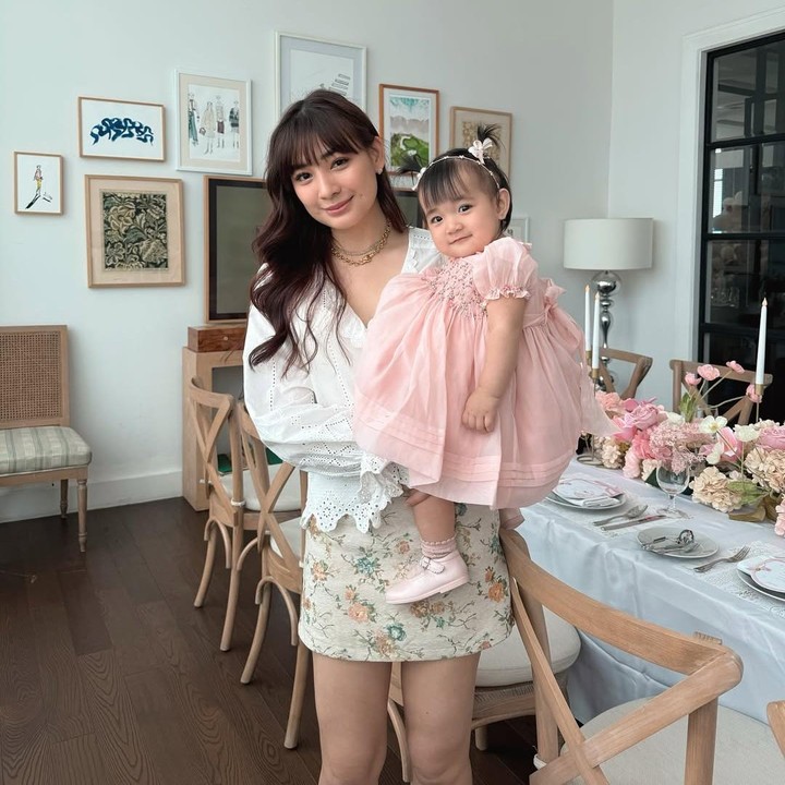 <p>Dalam acara ini, <em>baby</em> Brielle sendiri terlihat sangat menawan dengan <em>dress</em> warna merah muda. Tampilannya pun semakin menggemaskan karena rambut yang dikuncir dua. (Foto: Instagram: @billydavidson_)</p>