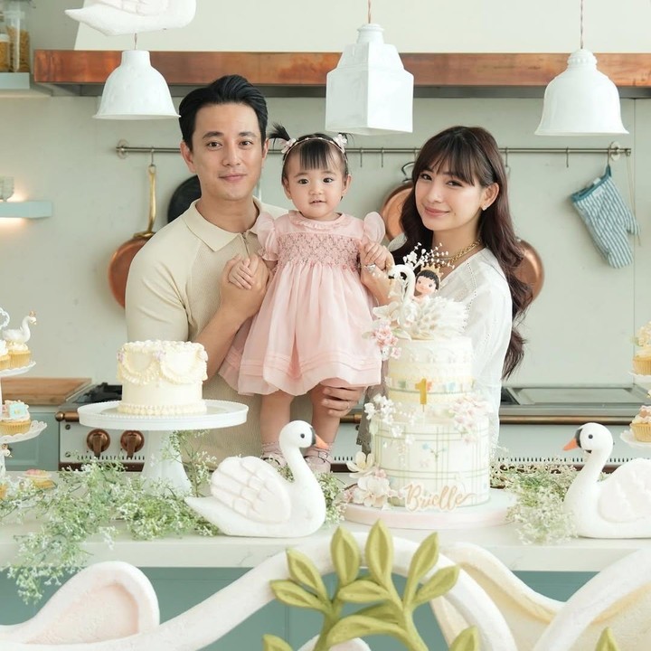 <p>Dalam rangka merayakan hari ulang tahun sang putri, Billy dan sang istri pun membuat perayaan kecil-kecilan. Tidak hanya dekorasi yang menawan, Billy juga menyiapkan kue ulang tahun yang cantik dengan tema angsa. (Foto: Instagram: @billydavidson_)</p>